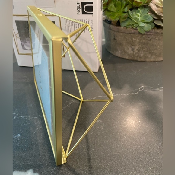 Umbra Prisma gold floating picture frame. New in box - Picture 3 of 5